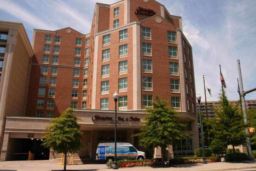 アーリントンにあるHampton Inn & Suites Arlington Crystal City DCAの建物前に停車するバン