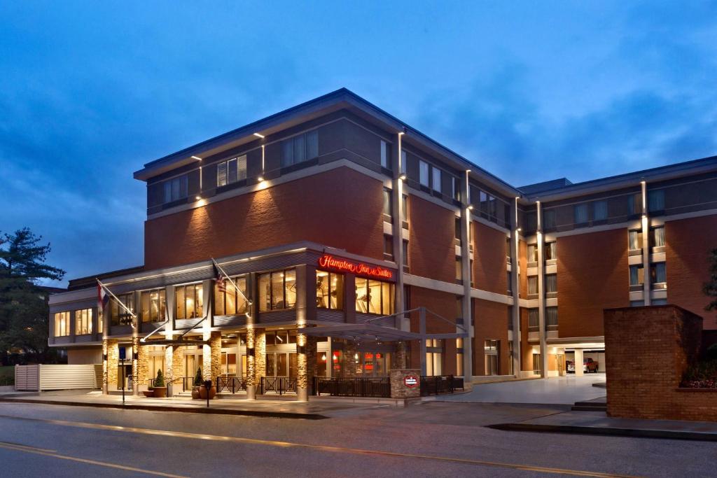 un gran edificio de ladrillo con luces encendidas en Hampton Inn and Suites Clayton/St. Louis-Galleria Area, en Clayton