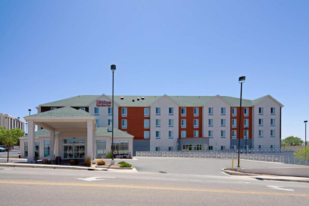 uma fila de edifícios ao lado de uma rua em Hilton Garden Inn Albuquerque Airport em Albuquerque