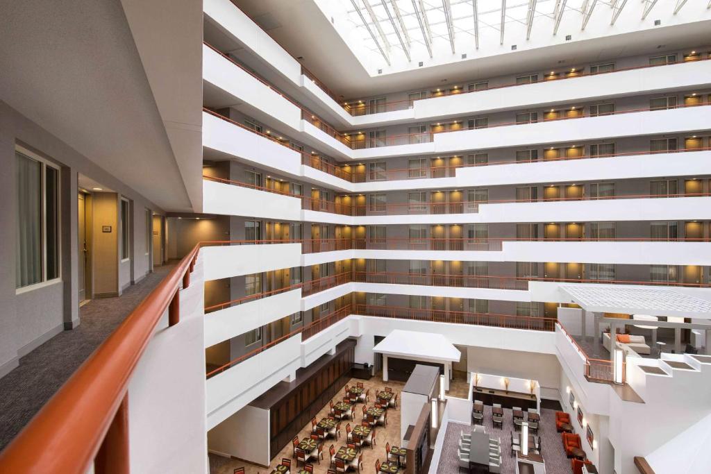 Embassy Suites by Hilton Baltimore at BWI Airport tesisinde bir oturma alanı