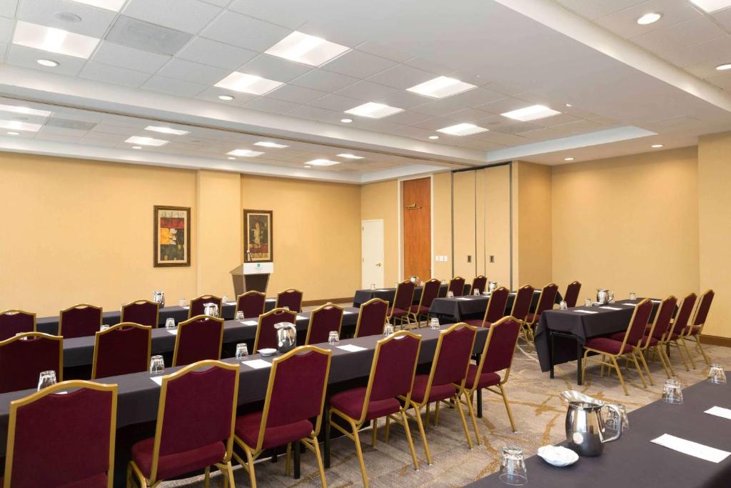 Embassy Suites by Hilton Baltimore at BWI Airport photo