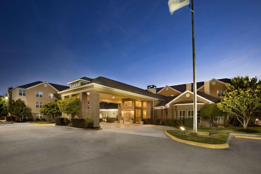 un edificio con un estacionamiento delante de él en Homewood Suites by Hilton Houston-Willowbrook Mall en Houston