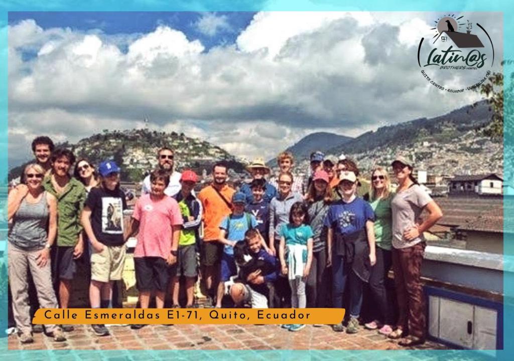 een grote groep mensen die poseren voor een foto bij Latinos Brothers House in Quito