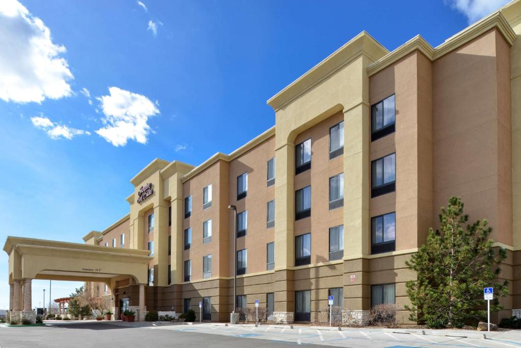 a renderización de un edificio de hotel en Hampton Inn & Suites Albuquerque-Coors Road, en Albuquerque