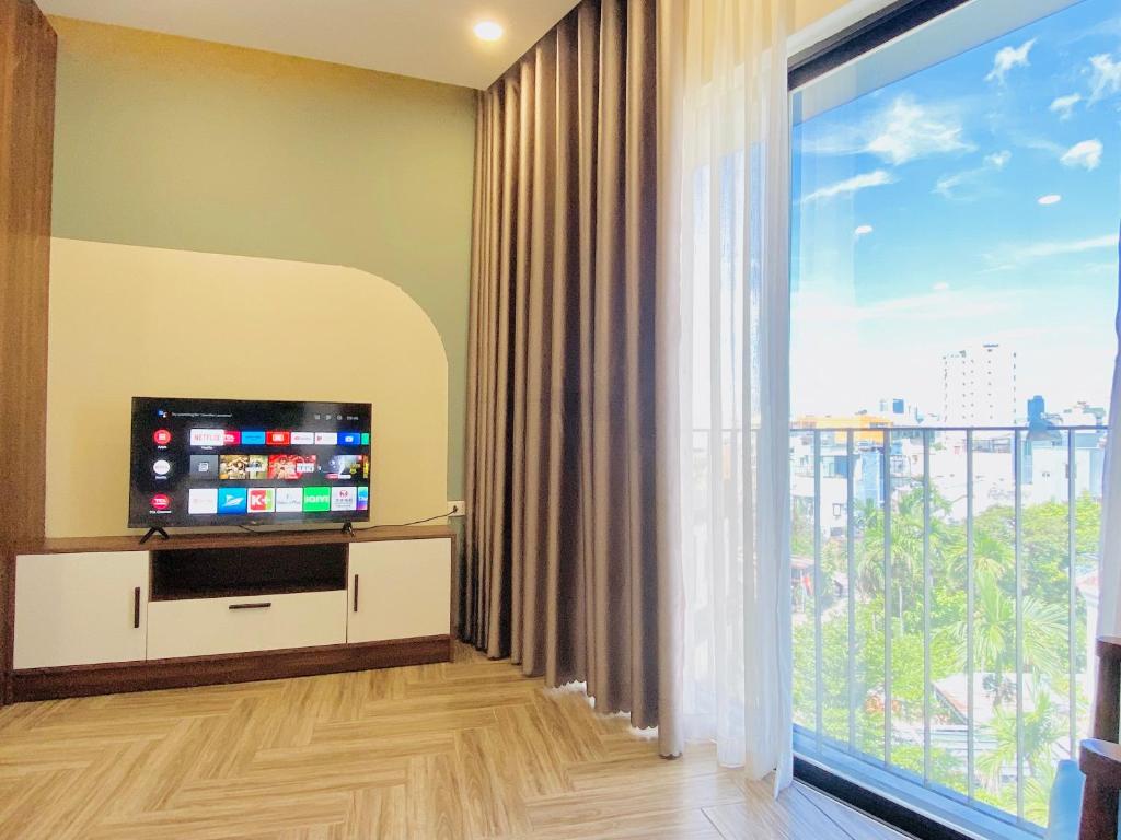 TV a/nebo společenská místnost v ubytování Anstay Beach Da Nang