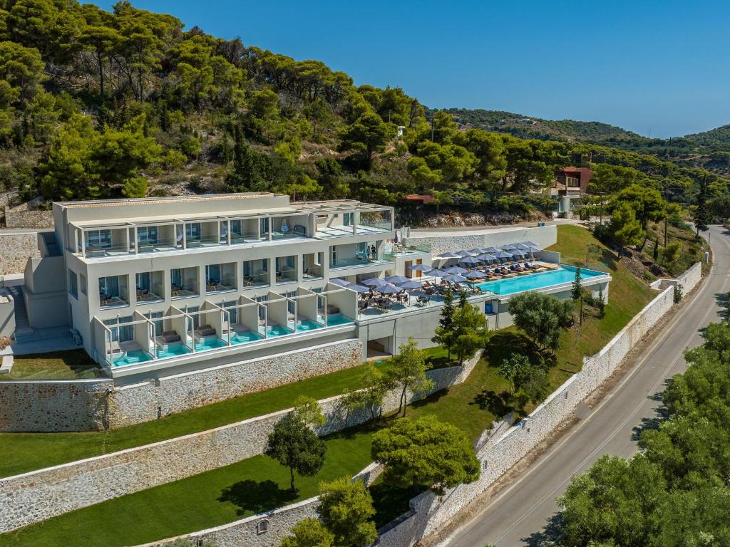 uma vista aérea de um edifício com piscina em Myzith Luxury Suites em Kerion