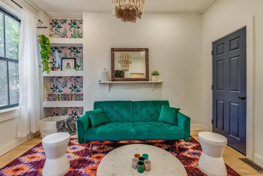 uma sala de estar com um sofá verde e uma mesa em Beautiful & Stylish 2 BDR Hosted By StayRafa (1F) em Filadélfia