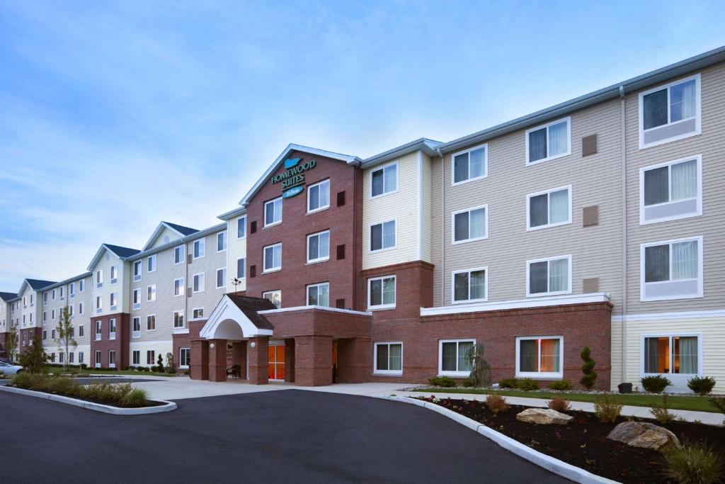 un gran edificio de apartamentos con aparcamiento en Homewood Suites Atlantic City Egg Harbor Township, en Egg Harbor Township