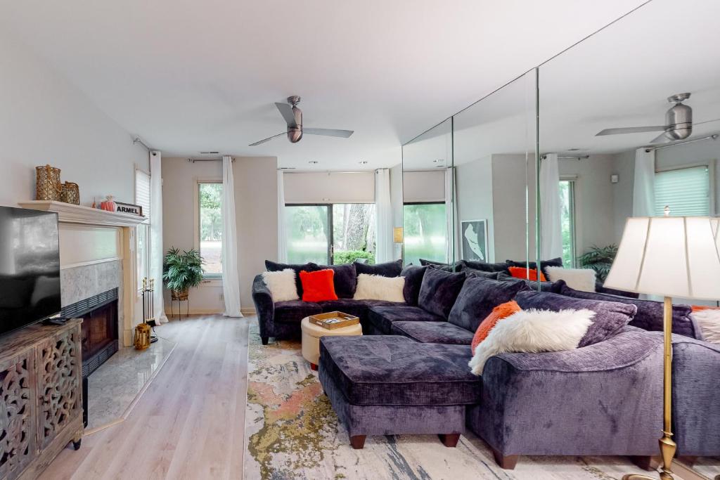 ein Wohnzimmer mit einem Sofa und einem TV in der Unterkunft Golfmaster, Unit 1301 in Hilton Head Island