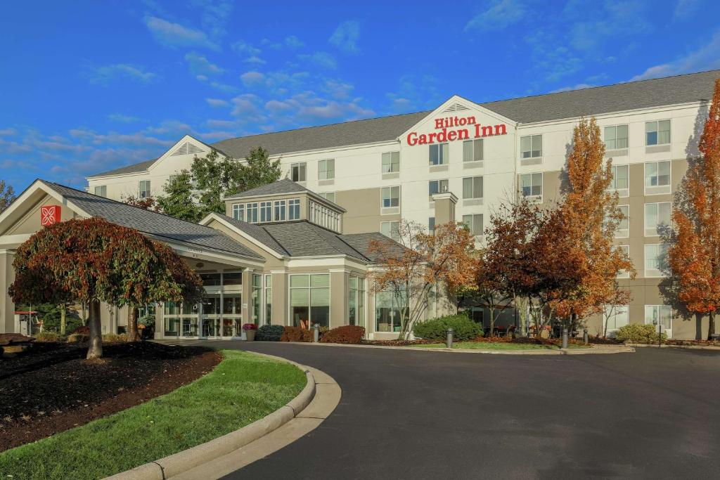 um hotel com uma placa que lê Hilton Garden Inn em Hilton Garden Inn Cleveland/Twinsburg em Twinsburg