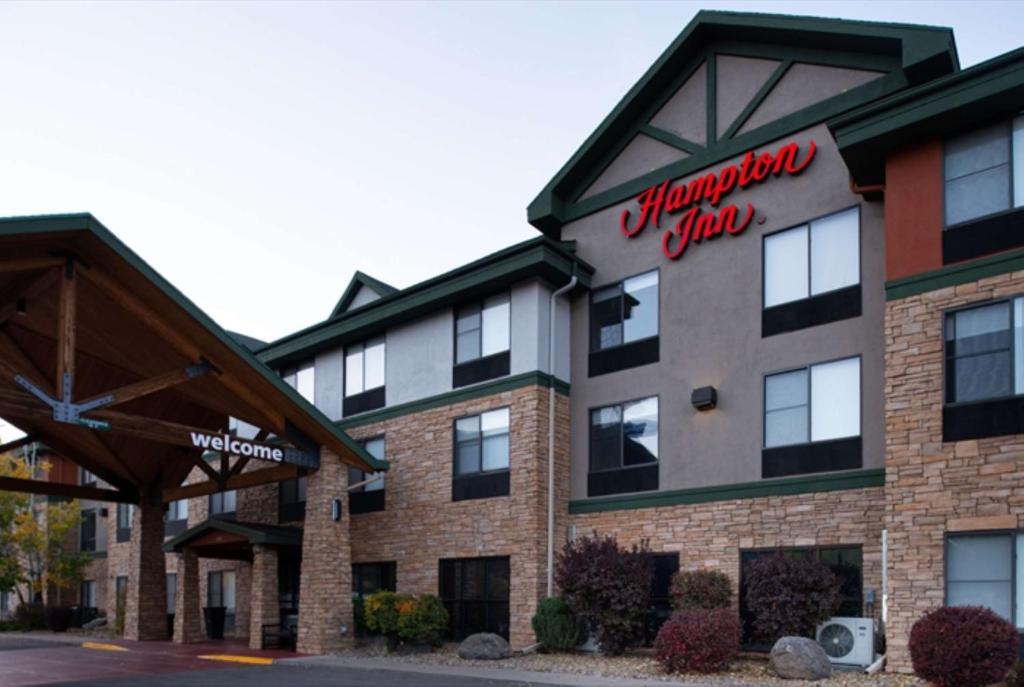 un hotel con un cartel en la parte delantera en Hampton Inn Glenwood Springs, en Glenwood Springs