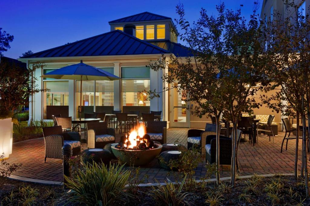 a fire pit in the middle of a patio at Hilton Garden Inn Houston/The Woodlands in The Woodlands