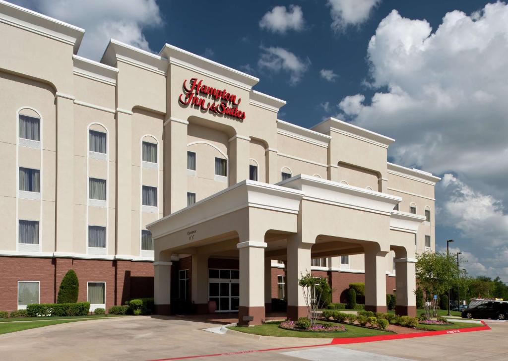 eine Darstellung der Vorderseite eines Hotels in der Unterkunft Hampton Inn & Suites Texarkana in Texarkana - Texas