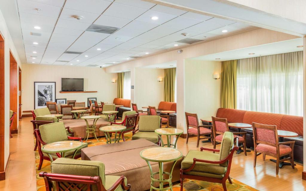 TV a/nebo společenská místnost v ubytování Hampton by Hilton Queretaro Tecnologico