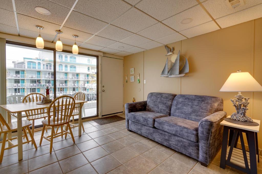 een woonkamer met een bank en een tafel bij Cozy Oceanfront Condo with Pool and Beach Access! in Wildwood Crest