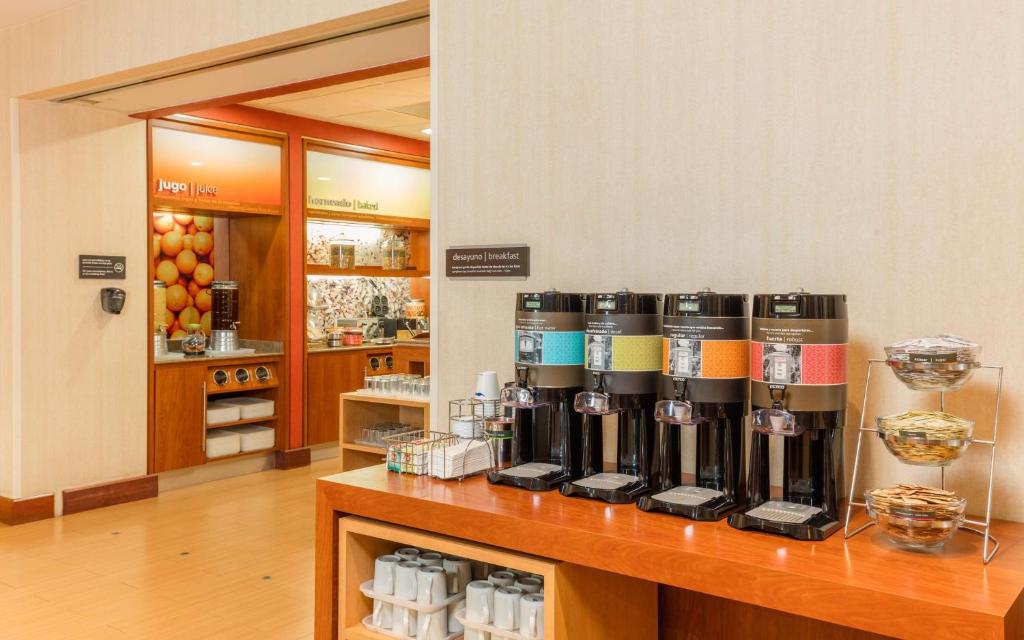 Příslušenství pro přípravu čaje a kávy v ubytování Hampton by Hilton Queretaro Tecnologico