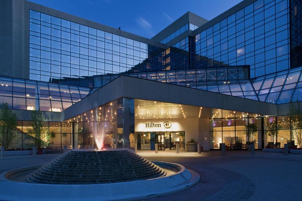 un gran edificio con una fuente frente a él en Hilton Stamford Hotel & Executive Meeting Center, en Stamford