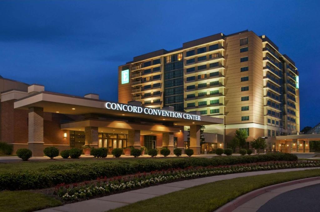 La nuit, le bâtiment d'un centre de conventions dans l'établissement Embassy Suites by Hilton Charlotte Concord Golf Resort & Spa, à Concord