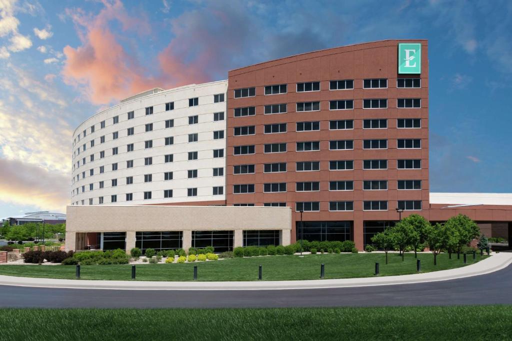 eine Darstellung eines großen Bürogebäudes in der Unterkunft Embassy Suites by Hilton Loveland Conference Center in Loveland