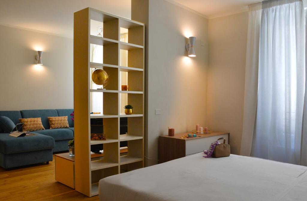 1 dormitorio con cama y estante para libros en Chic Stay Boutique Apartments en Florencia