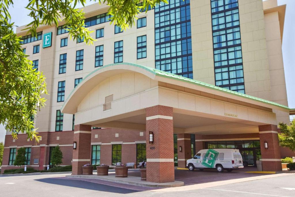 un edificio con una furgoneta estacionada frente a él en Embassy Suites Hot Springs - Hotel & Spa en Hot Springs