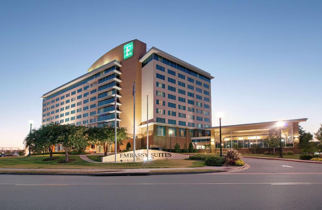 un grande edificio con un cartello di fronte di Embassy Suites Huntsville a Huntsville