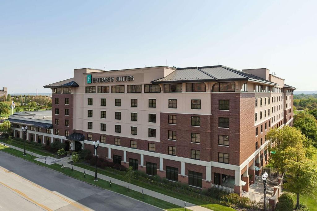 un gran edificio de ladrillo rojo con un cartel. en Embassy Suites by Hilton Omaha Downtown Old Market en Omaha