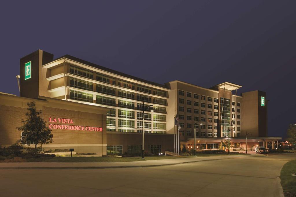 een groot gebouw met 's nachts een universiteitscentrum bij Embassy Suites Omaha- La Vista/ Hotel & Conference Center in La Vista