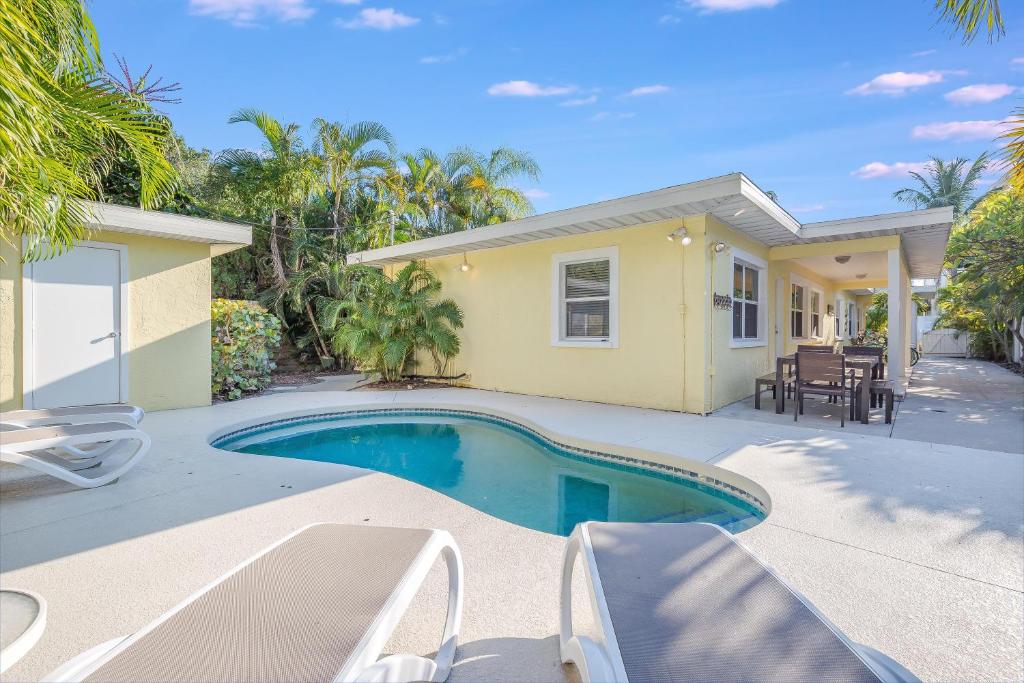 uma casa com piscina em frente a uma casa em Seaside Cottage - 535 em Siesta Key