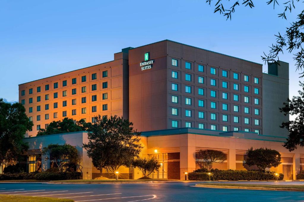 uma representação de um edifício de hotel à noite em Embassy Suites by Hilton Raleigh Durham Research Triangle em Cary