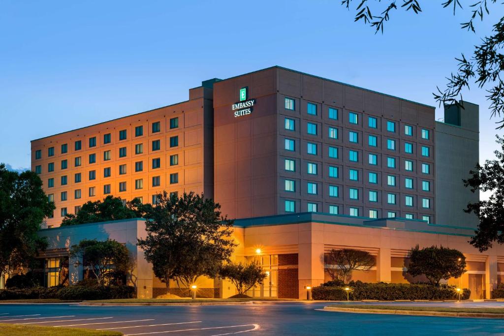 wykonanie budynku hotelowego w nocy w obiekcie Embassy Suites by Hilton Raleigh Durham Research Triangle w mieście Cary