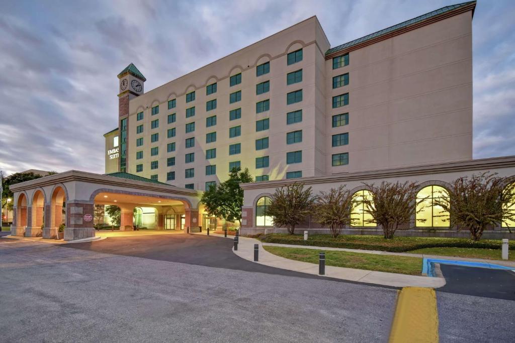 ein großes Gebäude mit einem Uhrturm darüber in der Unterkunft Embassy Suites Montgomery - Hotel & Conference Center in Montgomery
