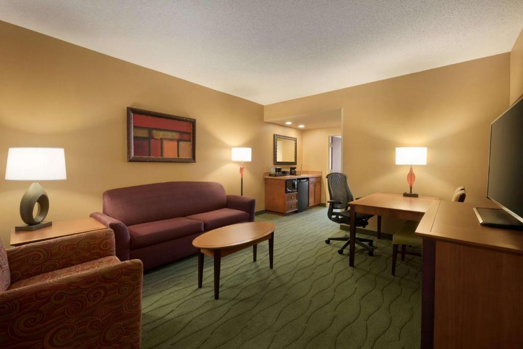 Embassy Suites East Peoria Hotel and Riverfront Conference Center - King Room - Accès à La Mobilité / Non-fumeur