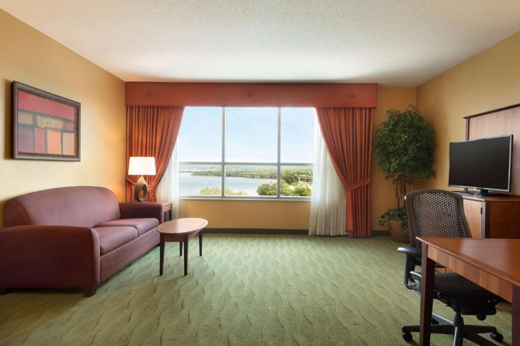 Embassy Suites East Peoria Hotel and Riverfront Conference Center - King Corner Suite Con City View - No Fumadores