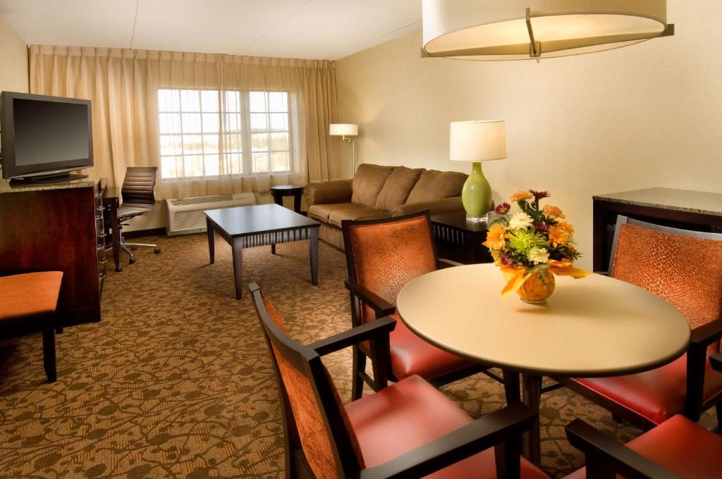 DoubleTree by Hilton Dulles Airport-Sterling - Two-Room King Suite - Non-Smoking