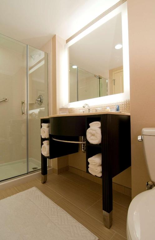 DoubleTree by Hilton Dulles Airport-Sterling - King Room - Executive Floor