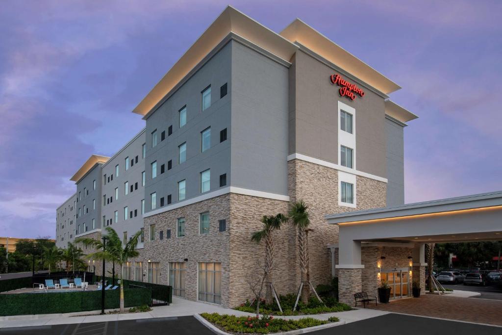 uma representação do exterior de um hotel em Hampton Inn Miami Airport East em Miami