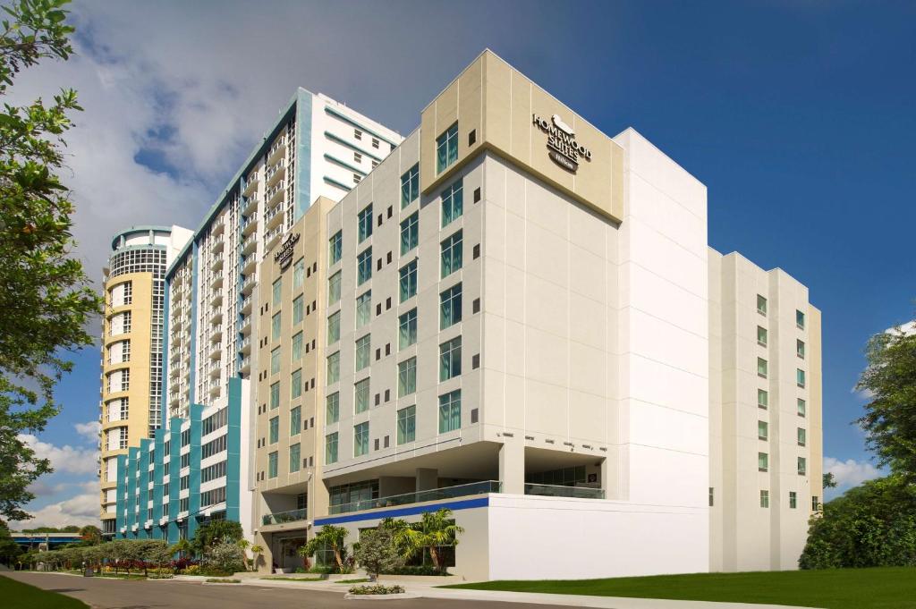 un gran edificio blanco con un cartel. en Homewood Suites by Hilton Miami Downtown/Brickell, en Miami