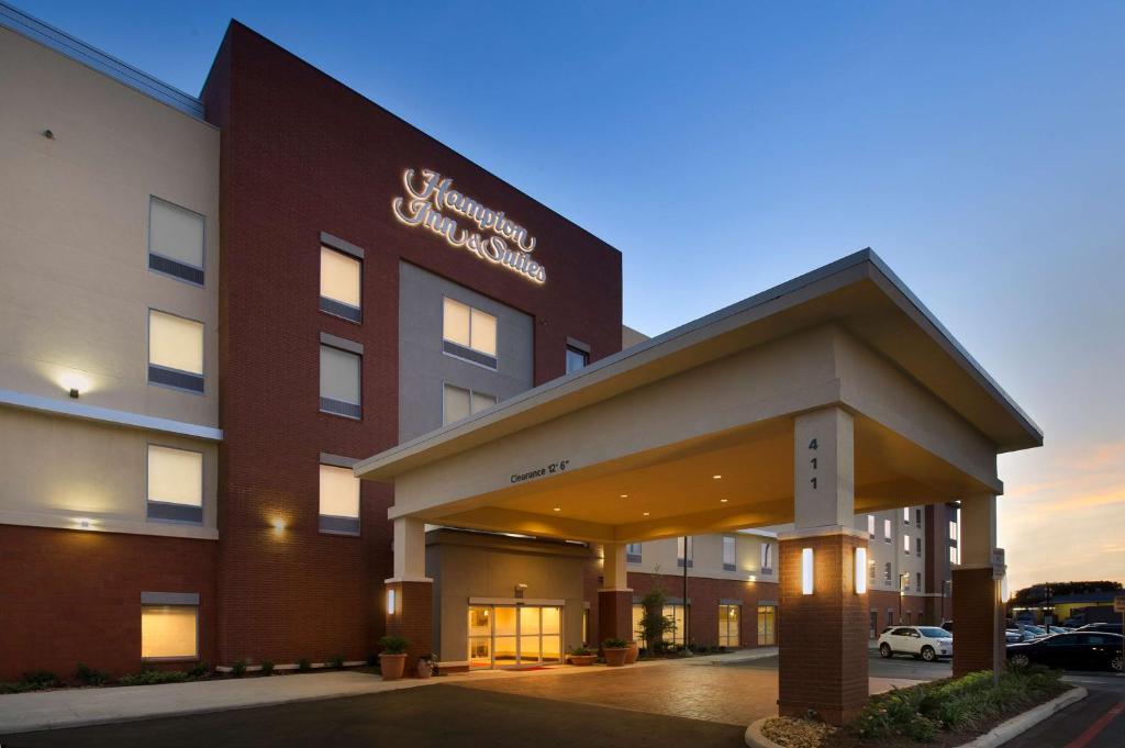 a hotel with a sign on the front of it at Hampton Inn & Suites San Antonio-Downtown/Market Square in San Antonio