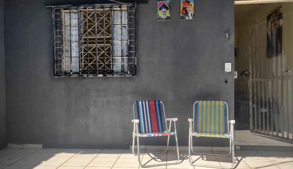 two chairs sitting in front of a wall at Studio 2 próximo ao Centro in Palmas