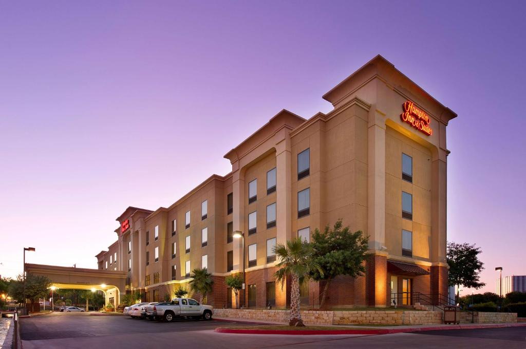 um hotel com uma placa na lateral de um edifício em Hampton Inn and Suites San Antonio Airport em San Antonio