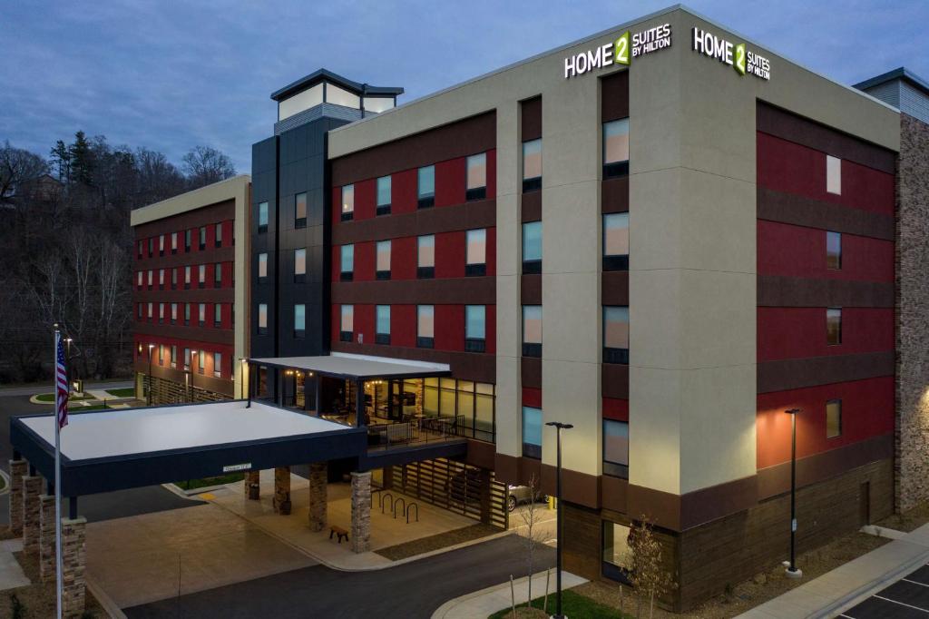 een gebouw met een tennisbaan ervoor bij Home2 Suites By Hilton Asheville Biltmore Village in Asheville