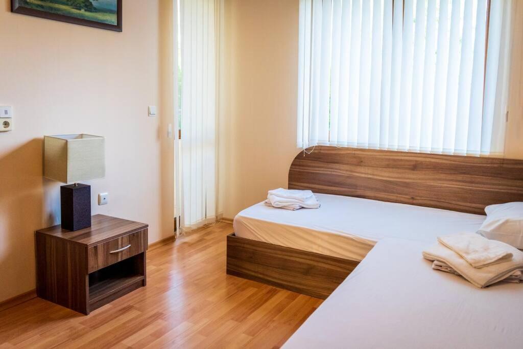 En eller flere senge i et værelse på 3 bedroom seaview apartment /Ground floor/