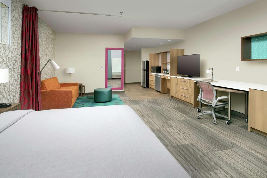 TV a/nebo společenská místnost v ubytování Home2 Suites By Hilton Edison