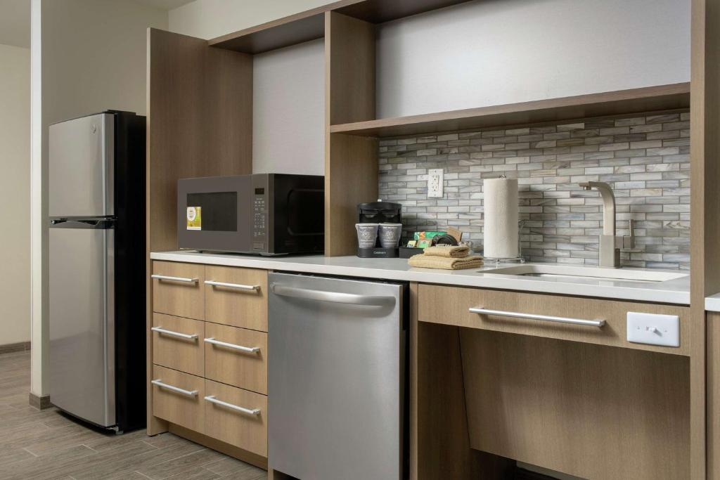 Kuchyň nebo kuchyňský kout v ubytování Home2 Suites By Hilton Edison