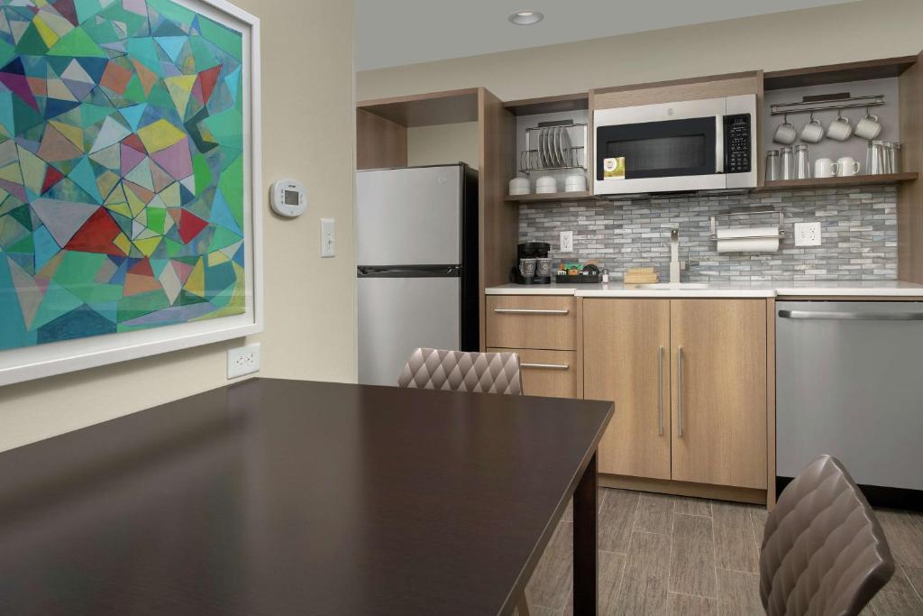 Kuchyň nebo kuchyňský kout v ubytování Home2 Suites By Hilton Edison