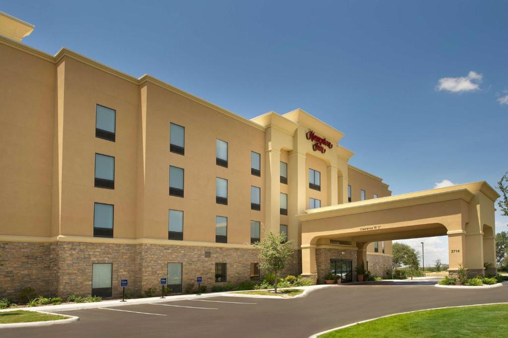 a rendering of a hotel building with a parking lot at Hampton Inn Uvalde in Uvalde