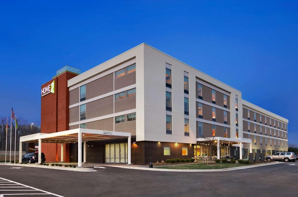 un edificio de hotel con un aparcamiento enfrente en Home2 Suites by Hilton Baltimore/White Marsh, en White Marsh