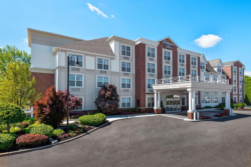 um grande edifício com uma entrada em frente em Hampton Inn Buffalo-Williamsville em Williamsville