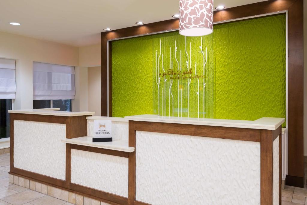 Kuchyň nebo kuchyňský kout v ubytování Hilton Garden Inn Wayne